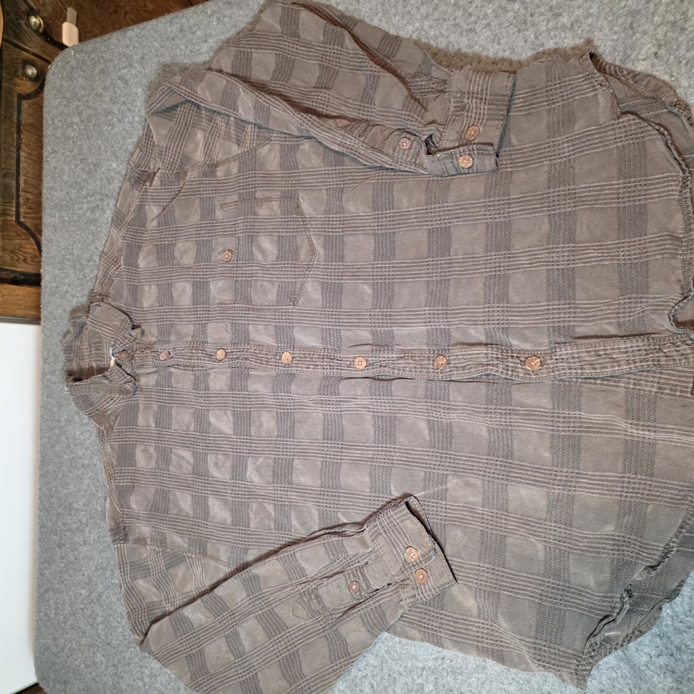 Tommy Bahama brown textured 100% silk button-up shirt Size medium Long Sleeve F2
